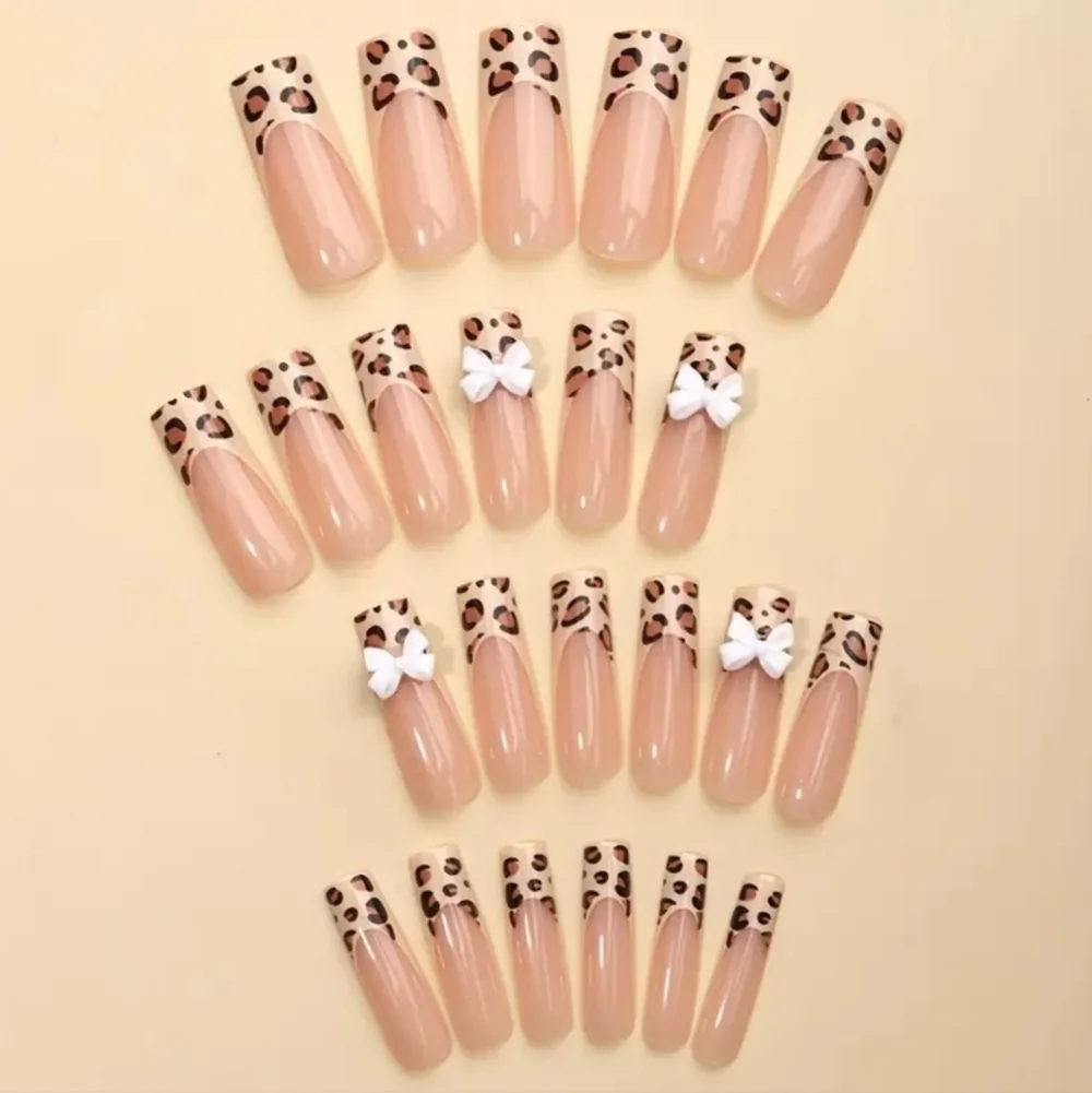 24 Pieces Fake press on nails
